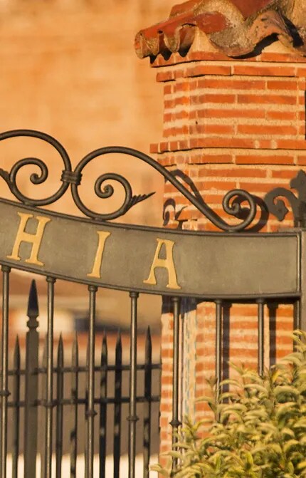 Iron gate marked 'Termanthia' at the entrance to the Bodega Numanthia estate, symbolizing the exclusivity and tradition of the vineyard in the Toro region.