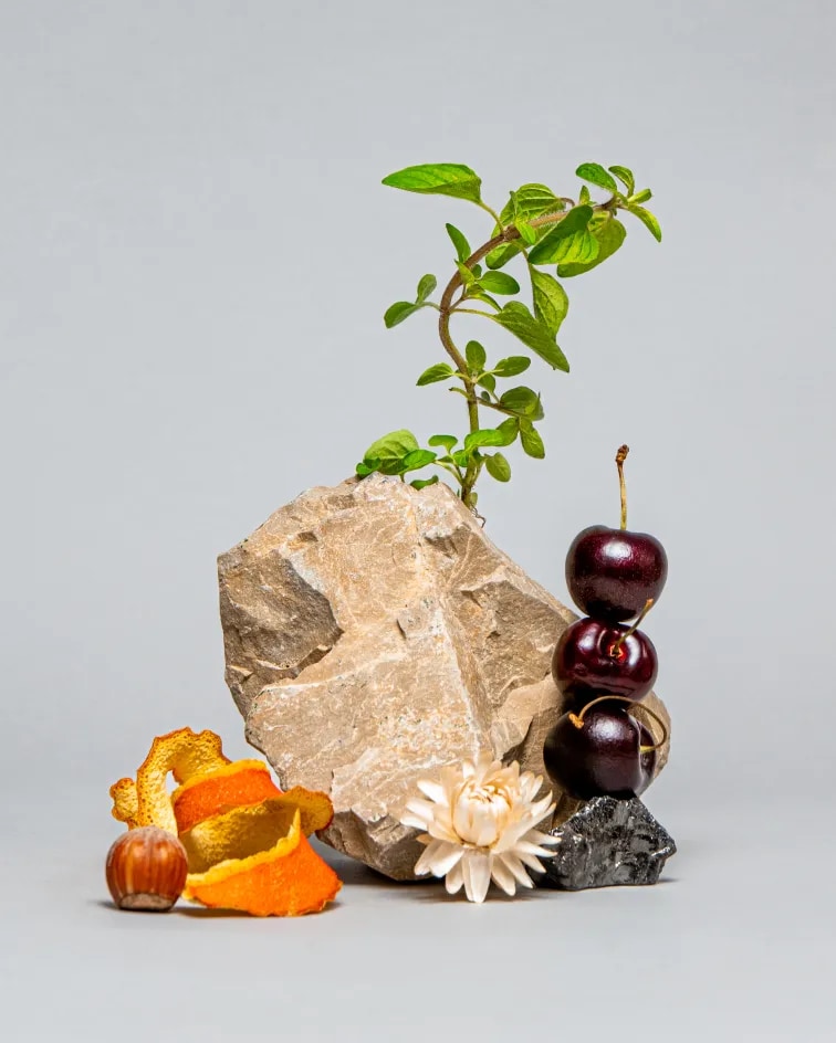 Representacion de las notas de cata del vino Numanthia, de Bodega Numanthia: cerezas, piel de narajna, avellana, grafito, flores secas